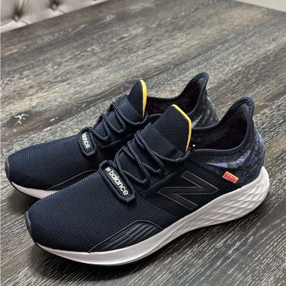 New Balance Blue and Gray Athletic Shoes with Modern Design - Picture 1 of 7